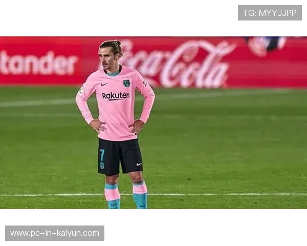 格列兹曼染粉色头发亮相，全队合照他最抢眼